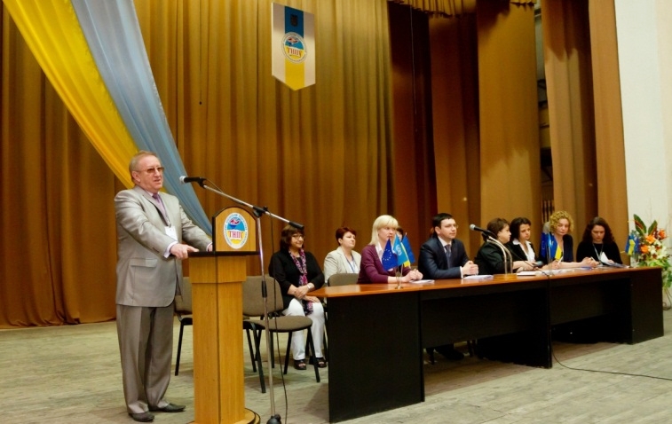 В.П. Кравець відкриває Міжнародну науково-практичну конференцію «Ґендерна освіта – ресурс розвитку паритетної демократії», проведеної за прияння ПРООН-ЄС (2011).